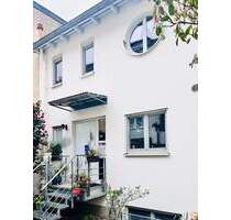 Urbane Oase in Karlsruhe: Stilvolles Reihenmittelhaus mit Garten & Dachterrasse