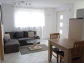 Wohn- und Esszimmer m.Terrasse - Voll möblierte 2-Zimmer-Wohnung mit Terrasse für Pendler