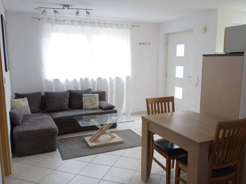 Wohn- und Esszimmer m.Terrasse - Voll möblierte 2-Zimmer-Wohnung mit Terrasse für Pendler