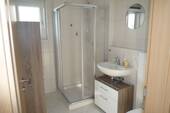 Helles Duschbad mit kleinen... - 