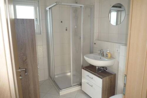 Helles Duschbad mit kleinen... - 