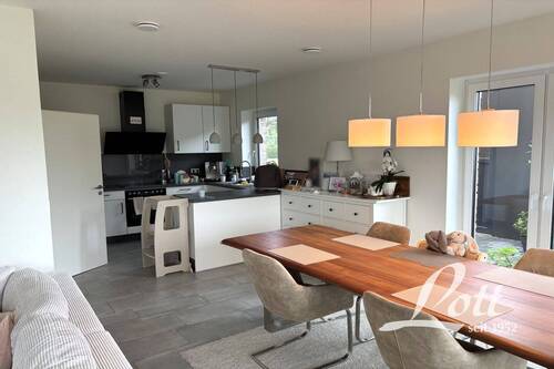 Wohn- und Essbereich mit Küche - Doppelhaushälfte mit 109,70 m&sup2; in Bad Zwischenahn zur Miete