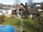 Drohnenansicht Garten mit Pool - 