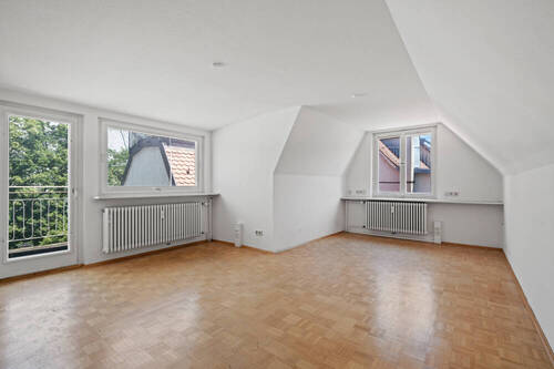 Raumansicht 1 mit Zugang zum Balkon - 
