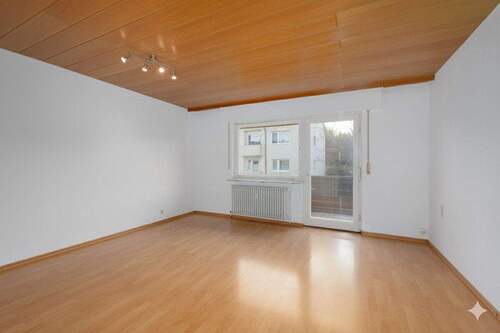 Wohnzimmer - Fußleiste KI-generiert / Fußleiste wird gerichtet - Etagenwohnung mit 64,80 m&sup2; in Pforzheim zum Kaufen