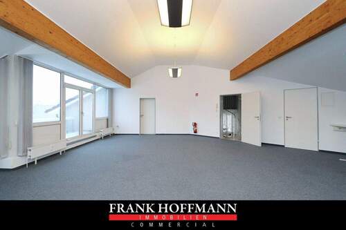 M2352-1.OGa Titelbild - In verkehrsgünstiger Lage! Bürofläche mit Loggia in Henstedt-Ulzburg