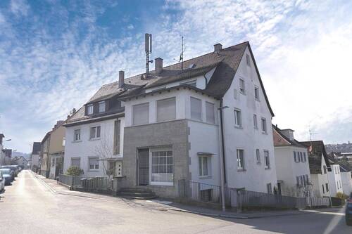 Ansicht gesamtes Mehrfamilienhaus - Gepflegte 4-Zimmer-Eigentumswohnung mit bestehendem Mietverhältnis