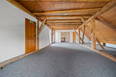 Raumansicht 1 mit Holzbalkendecke - 