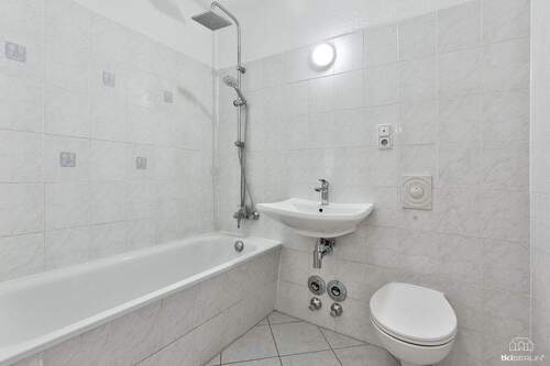 Bad mit modernem Waschbecken - 