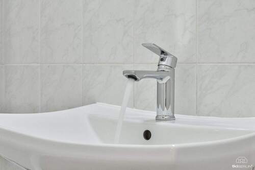 Waschbecken mit neuer Armatur - 