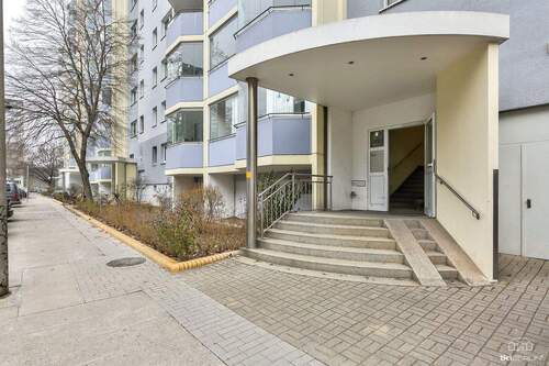 Der Hauseingang - 3 Zimmer Etagenwohnung zum Kaufen in Berlin