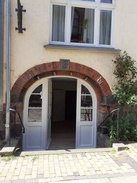 Außen-Eingang Souterrain - Hafennah gelegene 2-Z-Souterrainwohnung, frisch renoviert, in Husum zu vermieten! Otto Stöben GmbH
