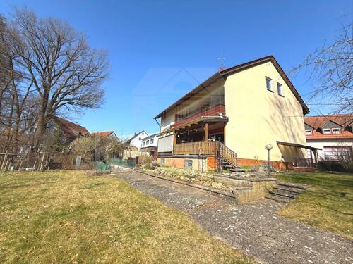 Hausansicht - Charmantes Mehrgenerationenhaus mit großem Grundstück und idyllischem Bachlauf