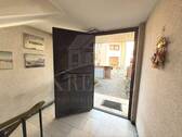 Hauseingang - 9 Zimmer Mehrfamilienhaus, Wohnhaus zum Kaufen in Wendelstein
