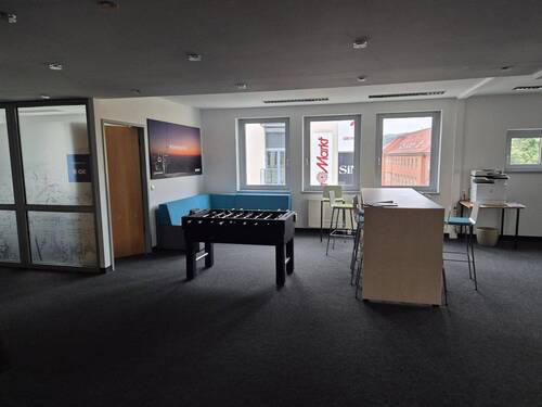 Modernes Büro mit Tischkicker - 
