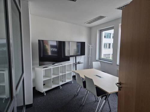 Helles Büro mit TV und Tisch - 