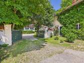 Einfahrt - 1 Zimmer Mehrfamilienhaus, Wohnhaus in Kröning