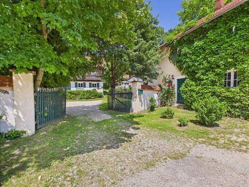Einfahrt - 1 Zimmer Mehrfamilienhaus, Wohnhaus in Kröning