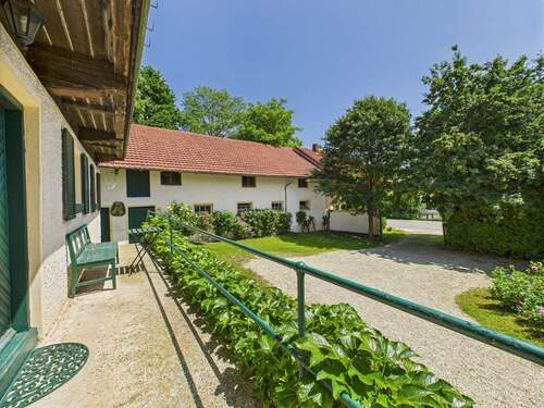 Hof - Mehrfamilienhaus, Wohnhaus mit 319,70 m² in Kröning zum Kaufen