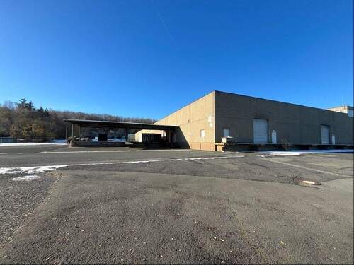 Außenansicht mit Verladerampe - Halle in Breitscheid