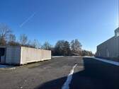 Außenansicht mit befestigten Grundstücksflächen - Halle in Breitscheid zum Kaufen