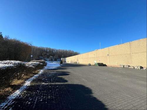 Zufahrt zum Verwaltungstrakt mit PKW-Stellplatzflächen - 