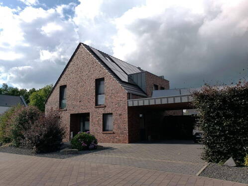 Zufahrt und Straßenansicht - Neuwertiges EFH in ruhiger Lage