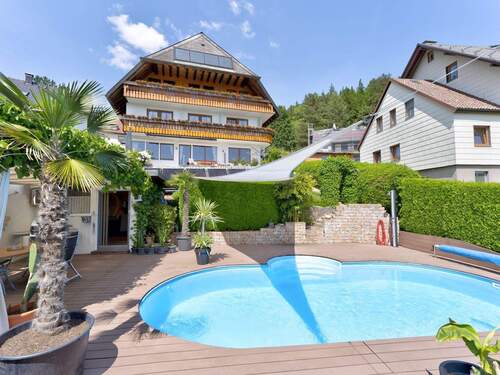 Gartenblick zum Wohnhaus und Pool - Großzügiges Wohnen auf der Sonnenseite