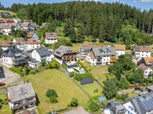 Luftaufnahme des charmanten Schwarzwaldhauses - 1 Zimmer Einfamilienhaus zum Kaufen in Schonach im Schwarzwald
