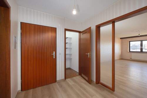 Diele - 3 Zimmer Etagenwohnung zum Kaufen in Pforzheim-Würm