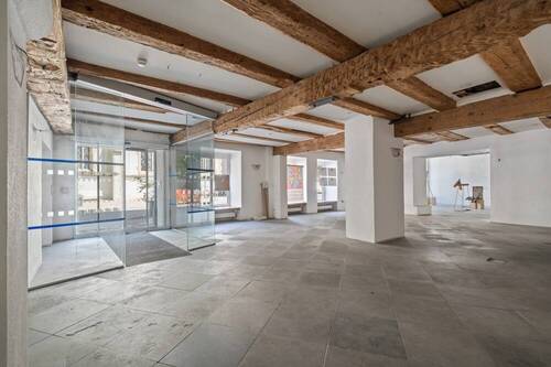 Eingangsbereich von der Herrenstraße mit mittelalterlicher Holzbalkendecke - 