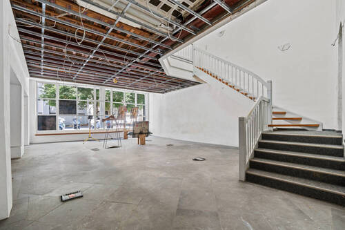 Eingangsnahe Schaufensterzone mit Treppenaufgang - 