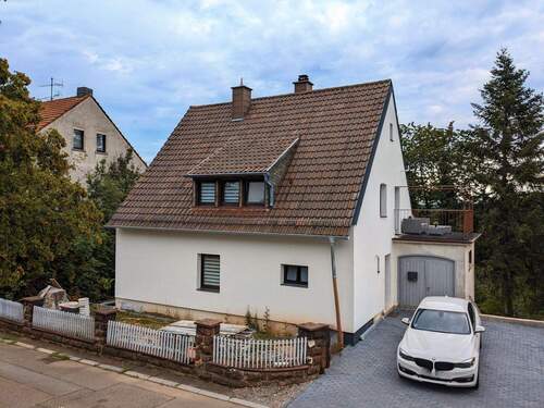 Frontansicht - saniertes Einfamilienhaus mit tollem Blick.