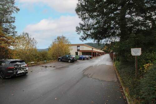 Parkplätze + Hauskomplex - 