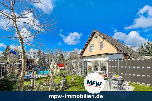 Hausansicht - Wohnen im Grünen - Energiesparhaus mit Wintergarten & Pool