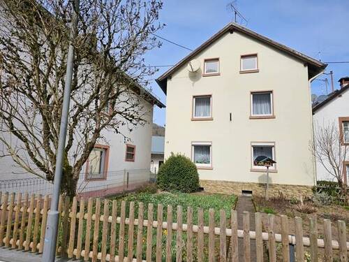 Bild 1 - Ehemaliges Bauernhaus mit Garage, Scheunen und Innenhof in der Vulkaneifel