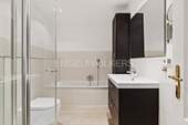 Gepflegtes Badezimmer mit Badewanne und Dusche - 