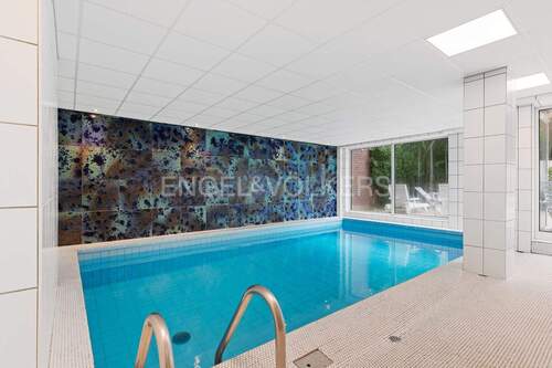 Wellness mit Schwimmbad, Sauna und Gartenbereich. - 