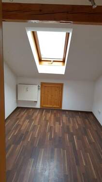 kleines Zimmer mit Dachflächenfenster - 