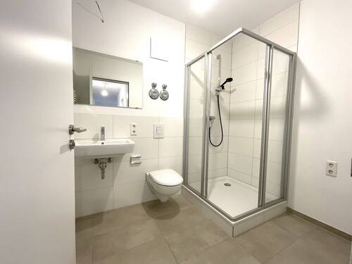 Bad mit Dusche - 