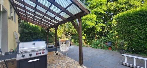 TERRASSE MIT BLICK INS GRÜNE - 