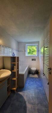 BAD MIT WANNE + FENSTER - 