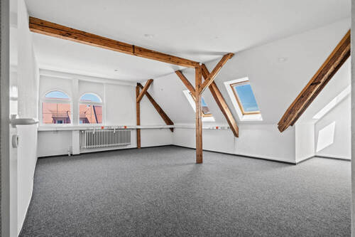 Raumansicht 2 mit Holzbalken - 