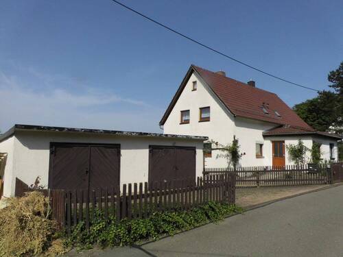 DSCI5780 - Teilsaniertes Einfamilienhaus (DHH) mit Garagen und großem Grundstück in bevorzugter Wohnlage von Reichenbach zu verk...