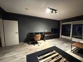 Schreibtisch und Fernseher - 