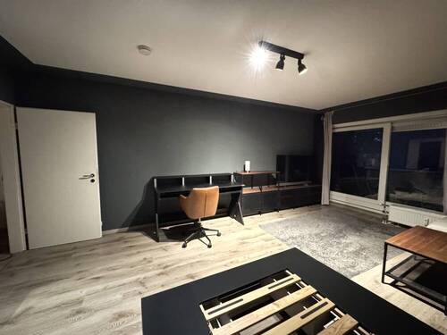 Schreibtisch und Fernseher - 