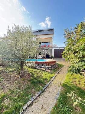 Hinterseite, Garage, Terrasse - 9 Zimmer Einfamilienhaus in Koblenz