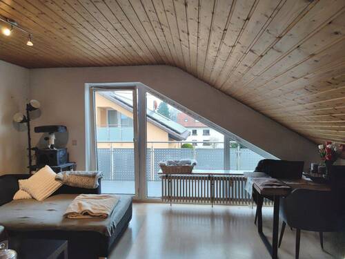 Wohnzimmer mit Balkonzugang - 2 Zimmer Etagenwohnung zum Kaufen in Karlsruhe