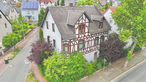 Ansicht von der Straße - Viel Platz: Einfamilienhaus mit Garten und Doppelgarage zentral in Werdorf