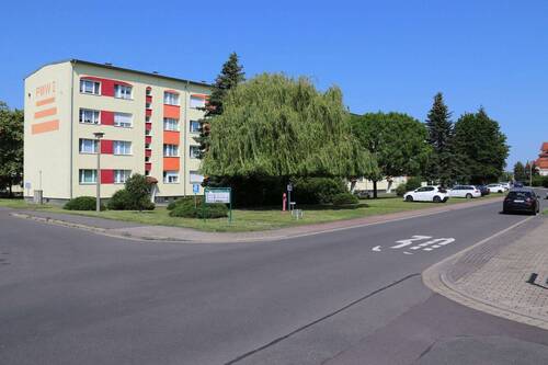 Haus Vorderseite - Provisionsfreie 2Raumwohnung unweit des Zwenkauer Sees